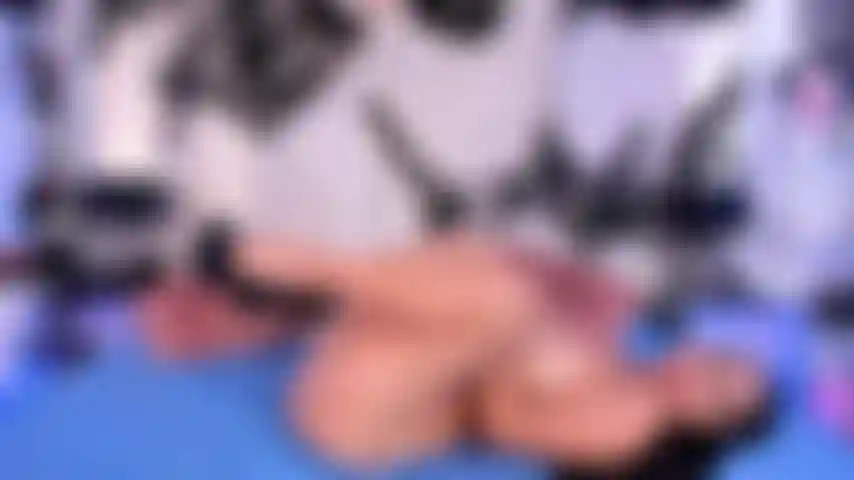Che fa stretching prima di scopare selvaggiamente.