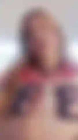 Metti le mani dove posso vederle... Okay, ora prendi il tuo cazzo lentamente e inizia a masturbarti al ritmo che sto facendo io... Ascolta la mia voce.
