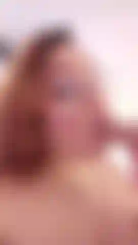 Mi fa impazzire sentire il sapore del tuo pre-seme sulla mia lingua... Per favore lasciami pulire tutto con la mia bocca.