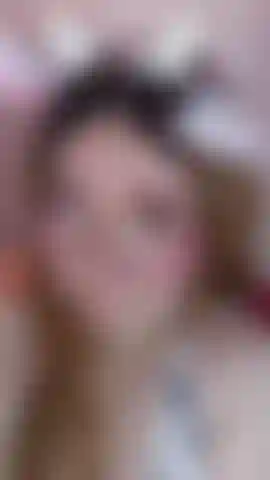 Questa piccola vacca è uscita molto perversa oggi... Vieni a vedermi toccarmi finché non gocciolo latte.
