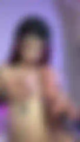 Mi masturbo con le mie ricche tette.