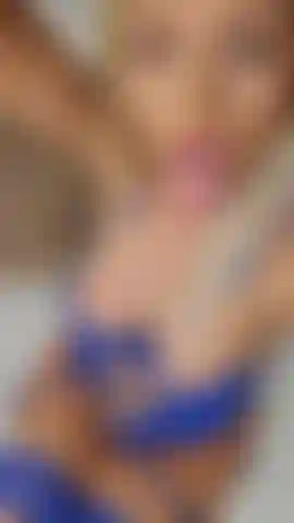 Mi sento così eccitata stasera. Vieni, gioca con me..