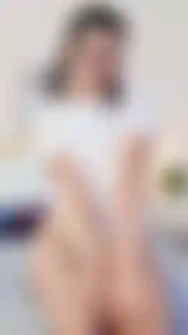 La calda isaa si masturba per te quando torna a casa dallo studio.