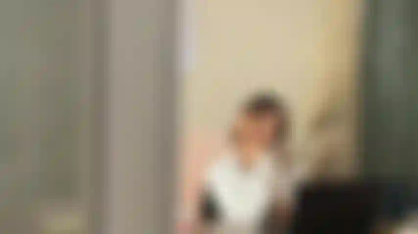 Il mio capo mi ha beccata mentre mi toccavo la figa in ufficio.