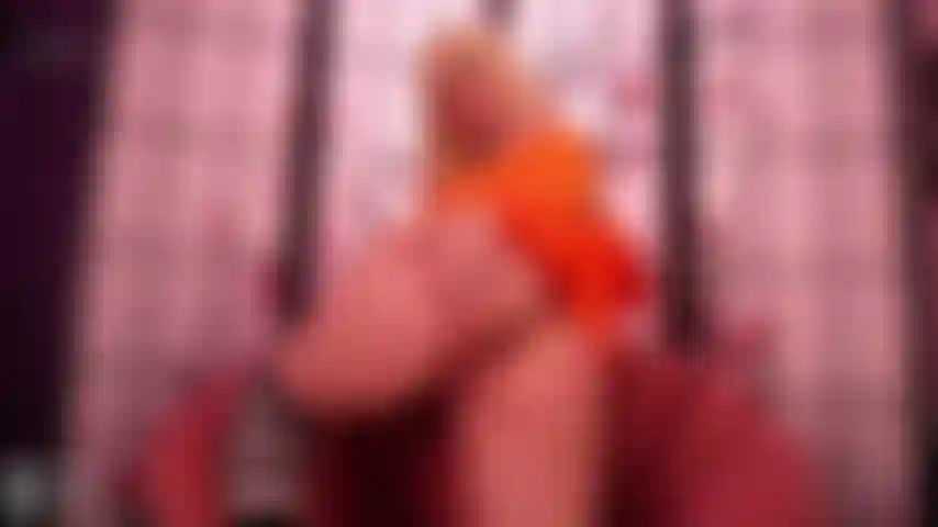 Gioco anale con un dildo.