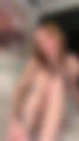 Succhio e mi lecco i piedi e le dita dei piedi.