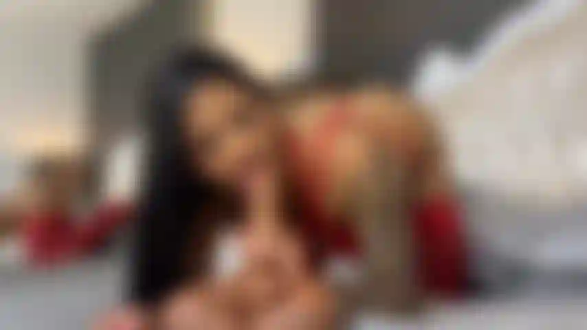 Faccio un pompino profondo e sputo abbondante su un grosso cazzo.