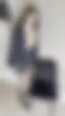 Una segretaria capo che stuzzica e schizza in video!