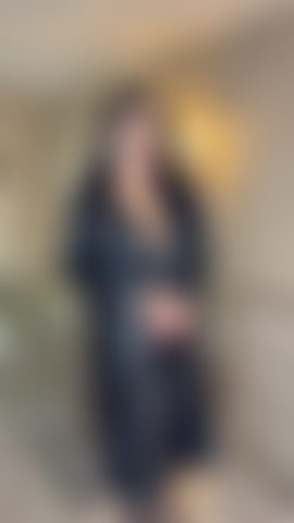 Che cavalca un dildo su un tavolino da caffè!