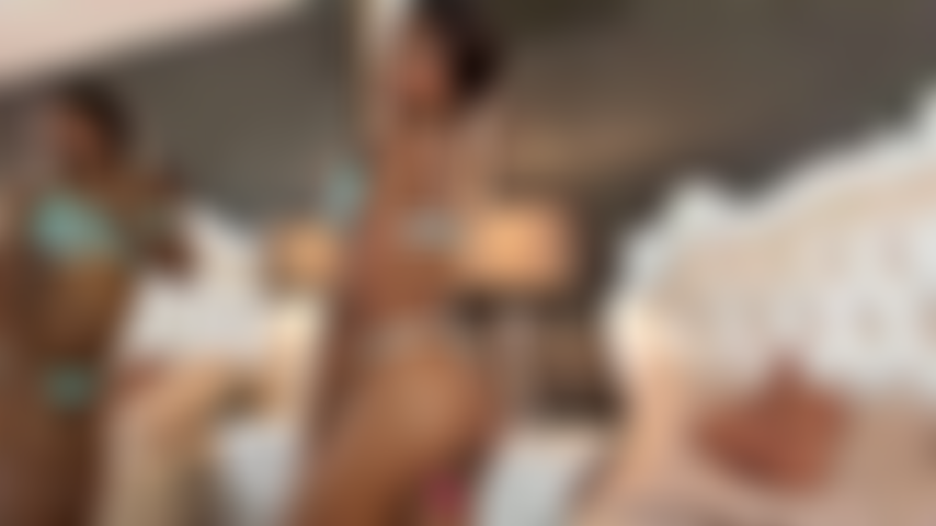 Ivanna si masturba fino a farti venire un orgasmo.