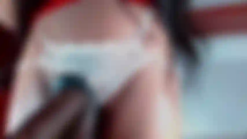 Carico enorme mentre mi accarezzo le palle con le vibrazioni.