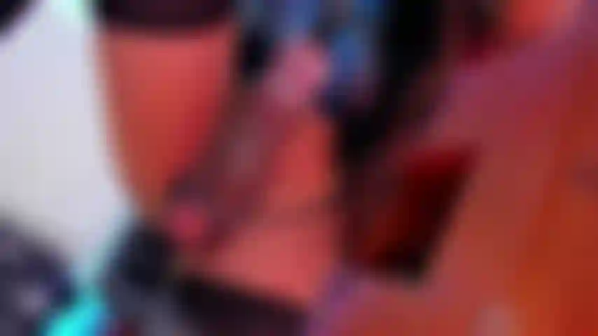 La sexy ivana con una pompa sul suo enorme cazzo e una sborrata enorme.