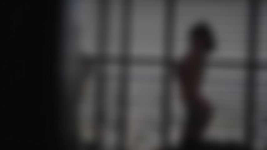 Spogliami lentamente e lascia che le tue mani mi tocchino