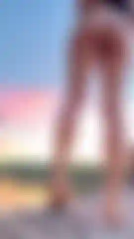 Mi masturbo sul culo in perizoma.