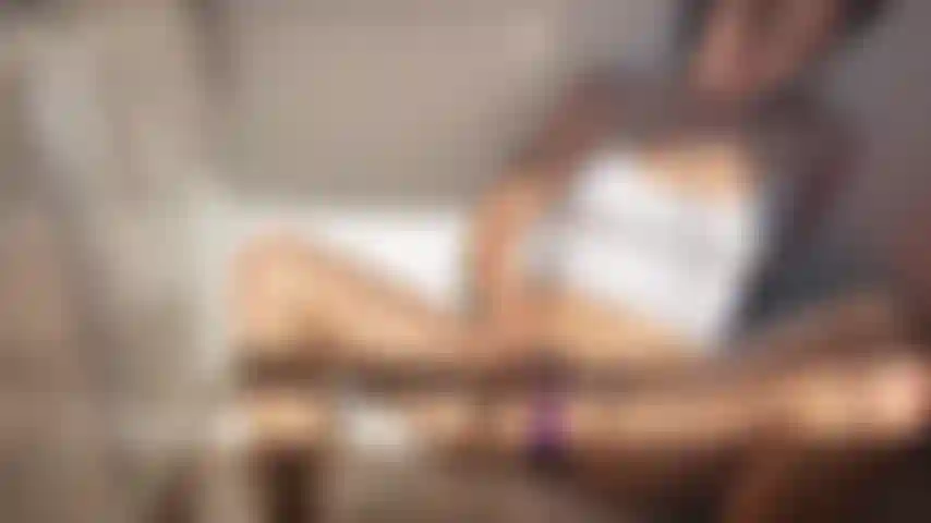 Che sfiora il pavimento della cucina con un vibratore.