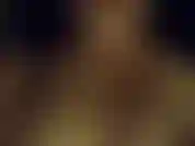 Orgasmo a tarda notte con coinquilino addormentato sul divano accanto a me. Che succhia le dita pulite.