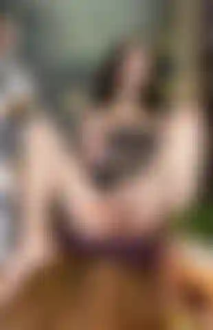 Mi fotto con un giocattolo di vetro e schizzi cremosi su tutto il cuscino.