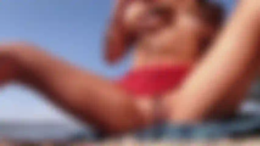 Vengo nuda sulla spiaggia.