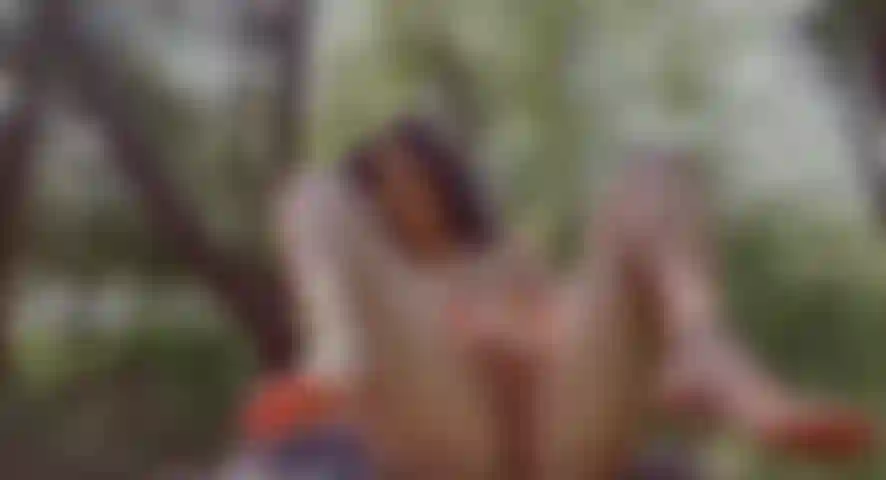 Una ragazza hippie le viene sulle dita nella foresta.