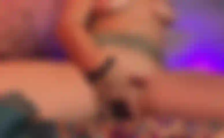 Mostrando la mia figa rosa - doppia penetrazione - orgasmi che scuotono le gambe.