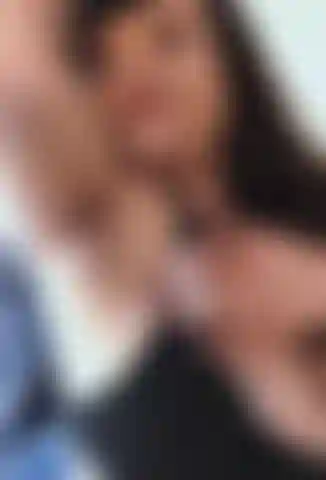 Non sono nuda: ascelle molto pelose e fumo.