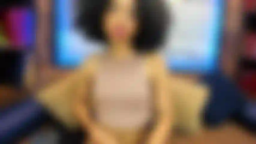 Una ragazza adorabile e focosa nella sua stanza.