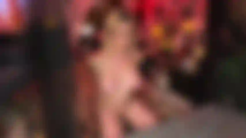 Una sgualdrina ammanettata che ingoia un cazzo e si scopa un cuscino per venire.