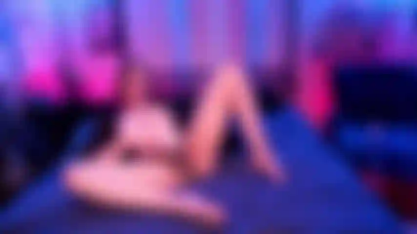 I piedi di jade nyxxx si concentrano sull'accarezzamento.