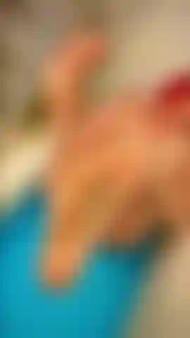 Stuzzicante i piedi nella vasca da bagno.