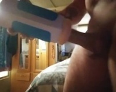 Vieni con me! Mi masturbo con un giocattolo e produco sperma, solo per te!