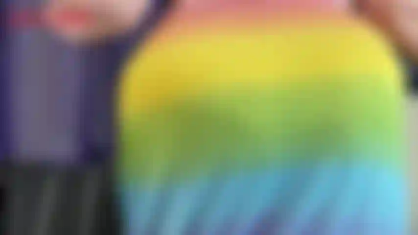 Il bottino che applaude con una gonna lunga: jackie ha il bottino coperto da una lunga gonna di cotone color arcobaleno. Jackie piega il suo grasso culo da milf, lo scuote e ti stuzzica, prima di applaudirlo..
