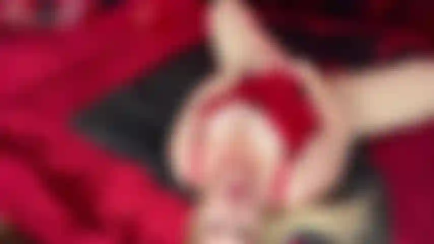 Una milf bbw che si masturba sensualmente: in questa clip, jackie è super arrapata e pronta per un po' di romanticismo. Jackie è da sola con il suo vibratore in questa clip, tira fuori le sue grandi tette e si mette il vibratore sul clitoride per mettersi al lavoro. Jackie si prende sensualmente il suo tempo...