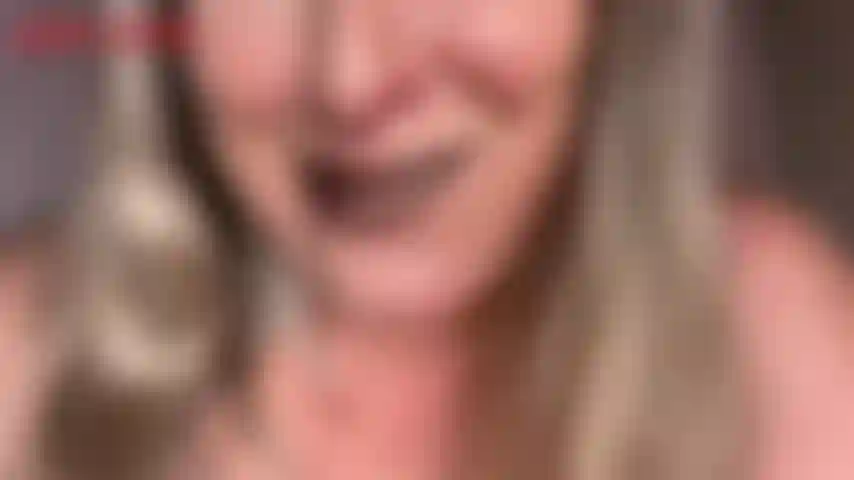 Labbra canna di fucile joi-jackie ha le sue labbra dipinte magnificamente con un rossetto canna di fucile, te le ha proprio in faccia. Jackie parla a bassa voce mentre ti incoraggia ad accarezzarti il ​​cazzo guardando la sua lunga lingua rosa nei suoi grandi occhi azzurri. Le sue labbra sembrano così...