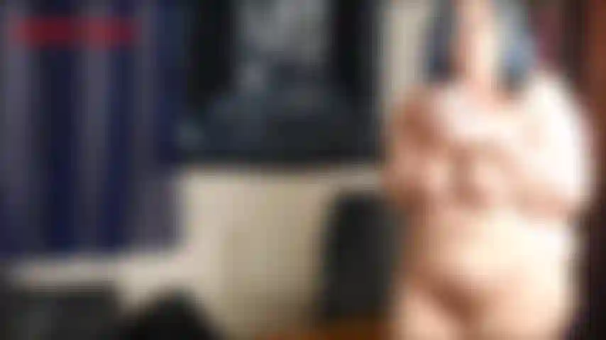La lozione per il corpo shimmer: jackie è appena uscita dal bagno e si sta preparando a idratare la sua splendida pelle. Usa la sua lozione per il corpo luccicante preferita, applicando lozione su quelle grandi tette, sul suo grasso culo bianco...