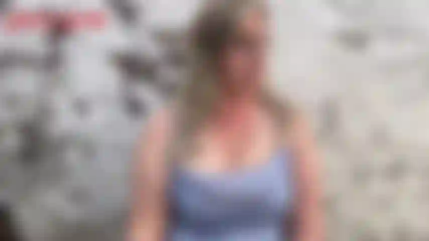 Gioco con le tette all'aperto in primavera - è una bella giornata di primavera così jackie decide di giocare fuori. Tira fuori le sue enormi tette da milf 40 2f e stuzzica i suoi grandi capezzoli rosa. Se li lecca e li stuzzica con la punta della sua lunga lingua, prima di far saltare fuori quei grandi perfetti...