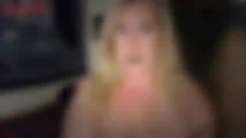 Adoro ridere degli sfigati—sei proprio uno sfigato del cazzo, lo sei sempre stato. La tua dipendenza dal porno è andata fuori controllo e ora l'unico modo in cui riesci a venire è quando le donne ridono di te e ti umiliano. Beh, sei fortunato, perché jackie è eccellente in...