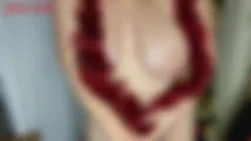 Orgasmi invernali: jackie è vestita con il suo meglio invernale, un cappello peloso, guanti invernali spessi e comodi e un filo di ghirlanda intorno al collo ma niente di più! In questa clip jackie usa i suoi morbidi guanti di maglia per esplorare il suo corpo sexy e sinuoso. Lei la gestisce....