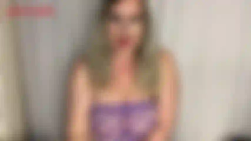 La nuova atmosfera di jackie-jackie ha appena comprato un nuovissimo vibratore viola e, per introdurlo, ha deciso di vestirsi con un sexy abito viola ritagliato a rete. In questa clip tira fuori le sue grandi tette e macina con forza il suo piccolo e duro clitoride sul suo nuovo giocattolo...