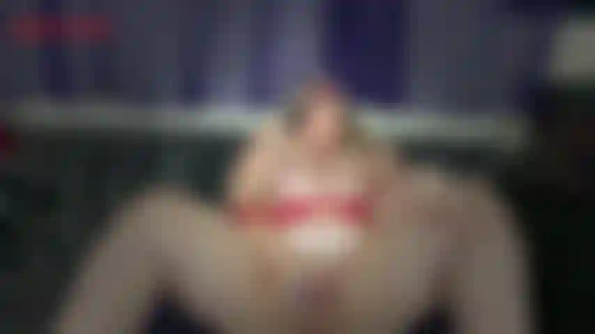 Il tuo bullo mi ha resa il suo giocattolo sessuale - torni a casa e trovi la tua matrigna vestita come una puttana, le gambe spalancate con un bavaglio a sfera in bocca mentre si tocca la figa. È sconvolta che tu sia a casa, la matrigna ha una confessione da fare. Il tuo bullo della scuola...
