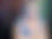 Ritorno a scuola con una sega—sei un po' nervoso per il tuo primo giorno di ritorno a scuola e la mamma lo sente. Cerca di consolarti dandoti un abbraccio, ma avere le grandi tette della mamma in faccia...