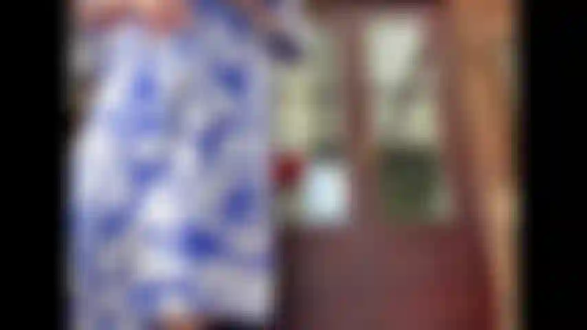 Gambe, piedi e culo pelosi. Jackie stamattina non indossa altro che la sua vestaglia mentre cammina sotto il sole del mattino. Il sole cattura davvero i capelli biondi sulle sue gambe pelose e sulla sua bellissima fica pelosa. Jackie ha messo i piedi dritti nel tuo...