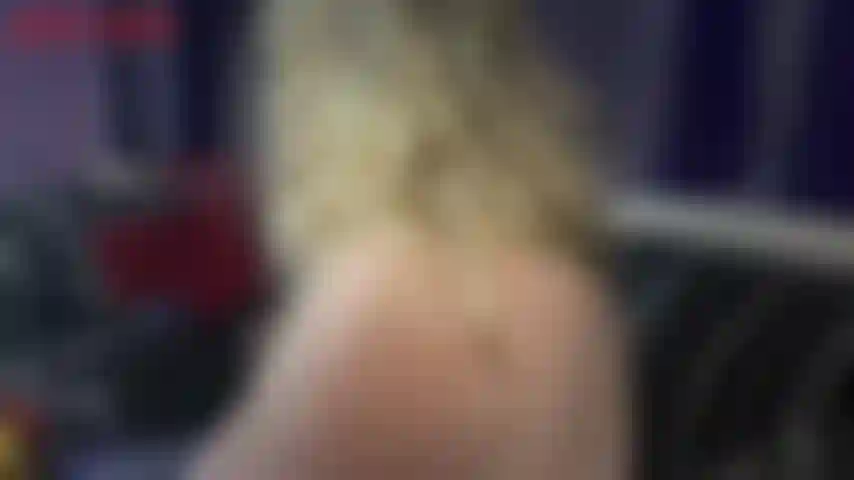 Spazzolatura mattutina dei capelli biondi - i capelli di jackie sono un disastro stamattina! Sono tutti annodati e selvaggi! Jackie prende una grande spazzola paddle nera e la passa sui suoi meravigliosi capelli biondi e lunghi. Jackie si spazzola i capelli accuratamente, un piacere asmr.