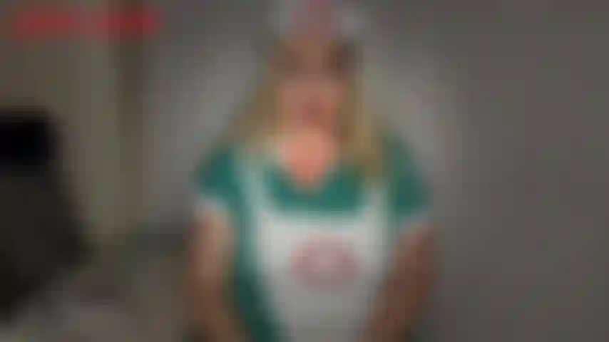 L'infermiera estrae il tuo sperma - l'infermiera jackie ti ha punto e palpato tutto il giorno prelevando campioni per assicurarsi che tu sia sano e in forma. L'infermiera jackie confessa che ha bisogno di un altro campione, il tuo sperma. L'infermiera jackie inizia a pompare forte il tuo cazzo enorme...
