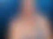 La giornata in spiaggia con mamma-mamma è pronta per portarti in spiaggia, ha indossato il suo nuovo costume da bagno e si sta insaponando la crema solare. Ha bisogno del tuo aiuto per riprendersi la schiena e il sedere, ma il sito di tua madre.