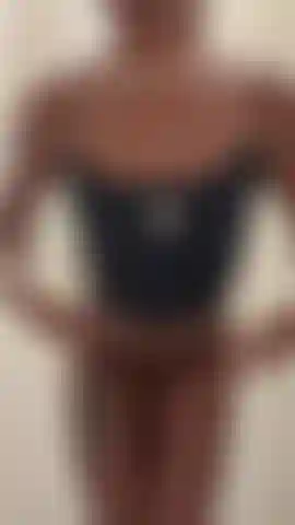 Mi intrufolo di nascosto per strofinarmi la figa.