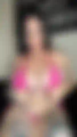 Le mie tette enormi escono fuori da questo bikini rosa acceso!