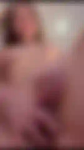 Sono una ragazza così bisognosa che vorrei scambiare il mio dito con il tuo duro cazzo.