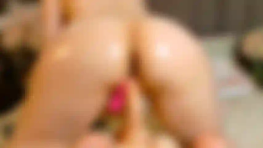 La tua vicina con un gran culo ti fa vedere il suo buco del culo mentre ti cavalca in posizione di cowgirl inversa.