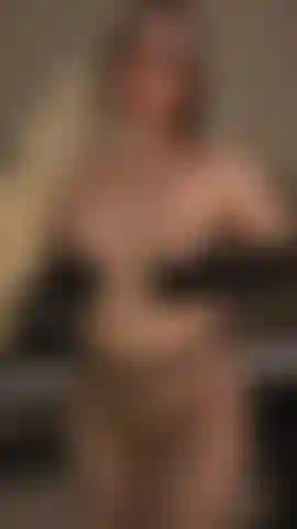 Sono così disperata di sentire il tuo duro cazzo dentro la mia figa stretta e bagnata che mi sono strappata le calze a rete.