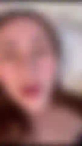 Continuo a scopare la mia bocca finché non la sento in profondità nella gola e la lascio ricoperta di saliva.